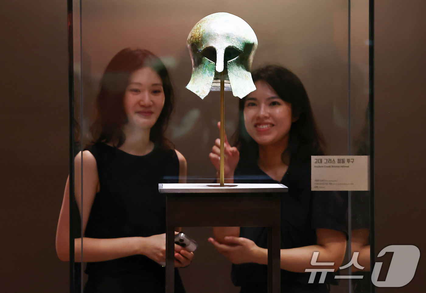 (서울=뉴스1) 김민지 기자 = 24일 서울 용산구 국립중앙박물관에서 열린 광복 80주년 특별전 '두 발로 세계를 제패하다'에 한국 첫 금메달리스트인 손기정 선수가 기증한 '청동투 …