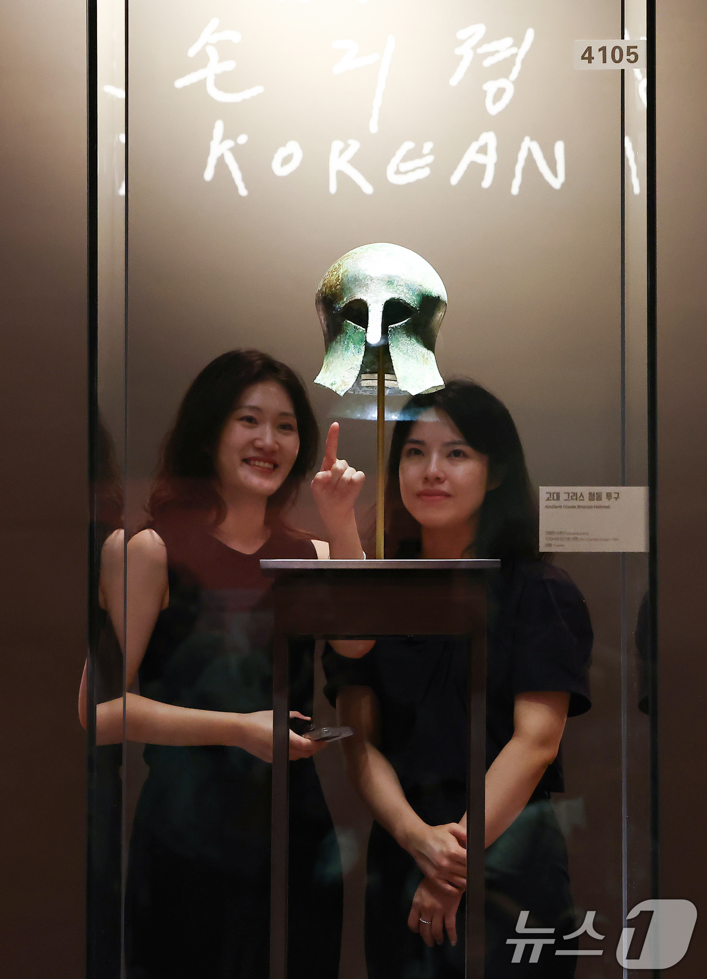 (서울=뉴스1) 김민지 기자 = 24일 서울 용산구 국립중앙박물관에서 열린 광복 80주년 특별전 '두 발로 세계를 제패하다'에 한국 첫 금메달리스트인 손기정 선수가 기증한 '청동투 …