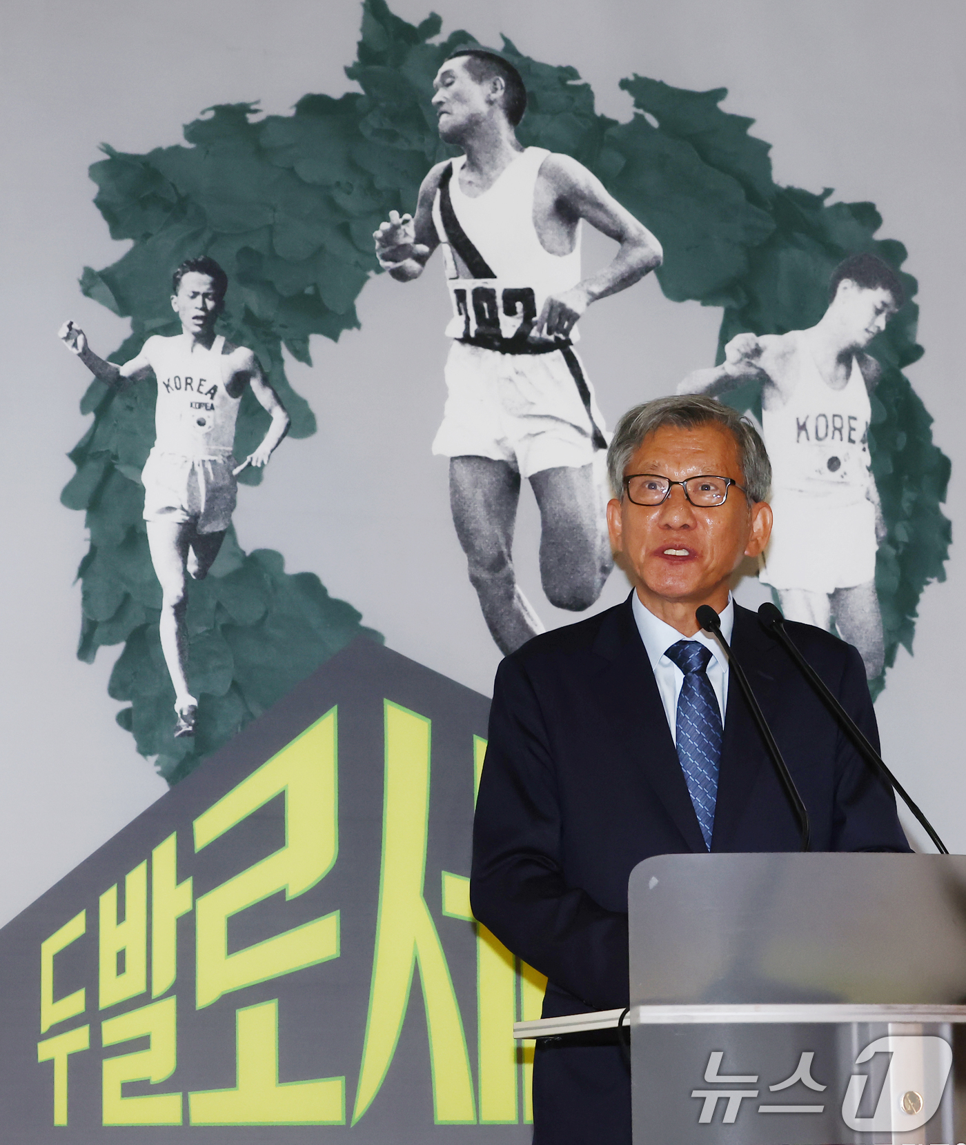 (서울=뉴스1) 김민지 기자 = 유홍준 신임 국립중앙박물관장이 24일 서울 용산구 국립중앙박물관에서 열린 광복 80주년 특별전 '두 발로 세계를 제패하다'에 사전 공개회에서 인사말 …