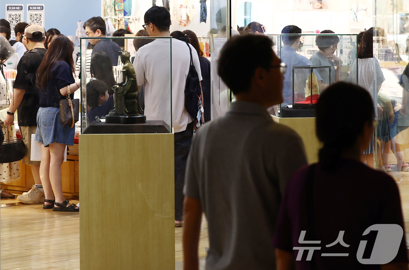 (서울=뉴스1) 김민지 기자 = 서울 전역에 폭염경보가 내려진 24일 서울 용산구 국립중앙박물관이 관람객들로 붐비고 있다.한편 국립중앙박물관에 따르면 올해 상반기 관람객 수가 전년 …