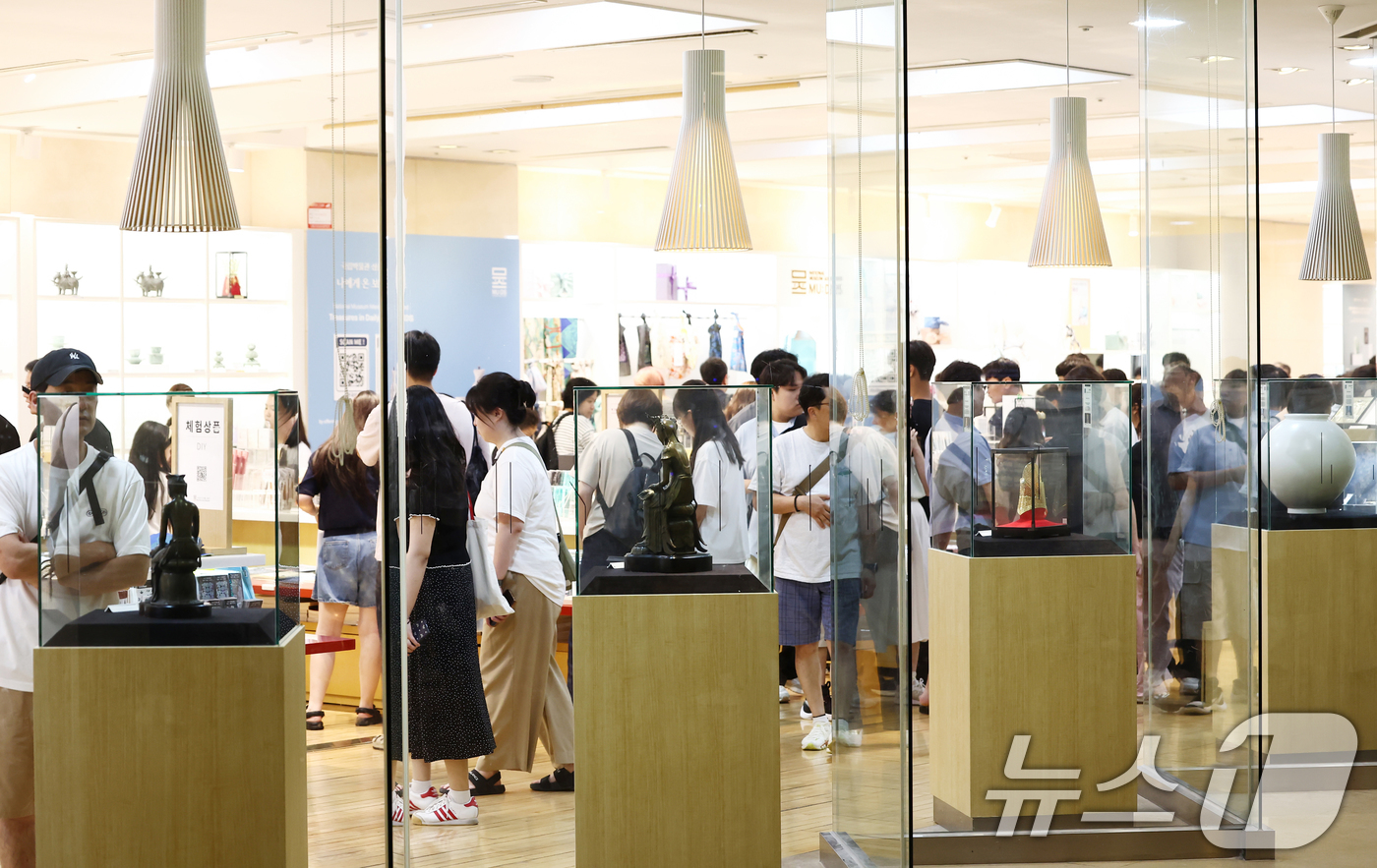 (서울=뉴스1) 김민지 기자 = 서울 전역에 폭염경보가 내려진 24일 서울 용산구 국립중앙박물관이 관람객들로 붐비고 있다.한편 국립중앙박물관에 따르면 올해 상반기 관람객 수가 전년 …