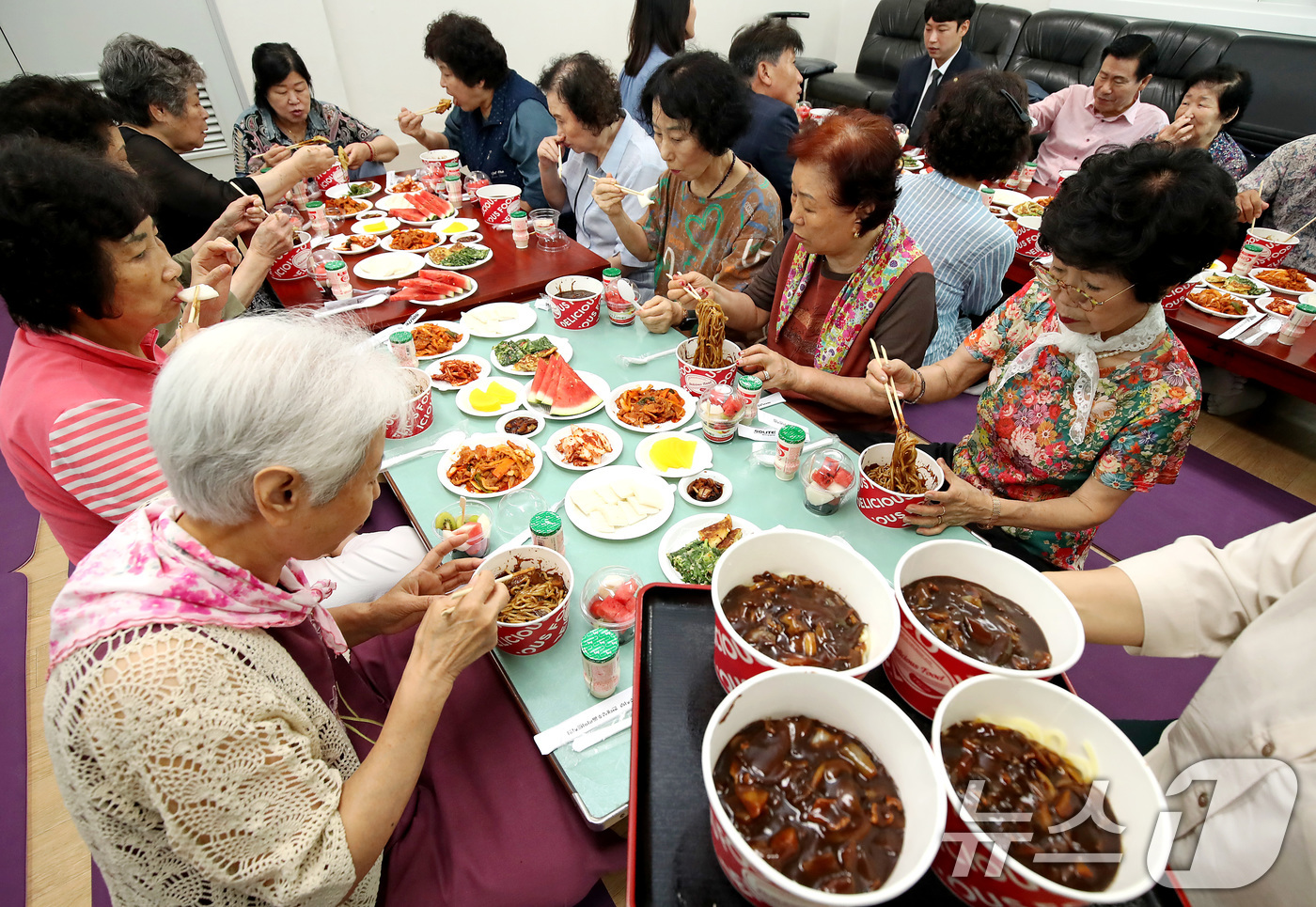 (대구=뉴스1) 공정식 기자 = 연일 폭염이 기승을 부린 24일 대구 중구 무더위쉼터 동성동경로당에 모인 어르신들이 중구 통우회(통장 모임)와 관내 후원업체가 준비한 짜장면을 맛보 …
