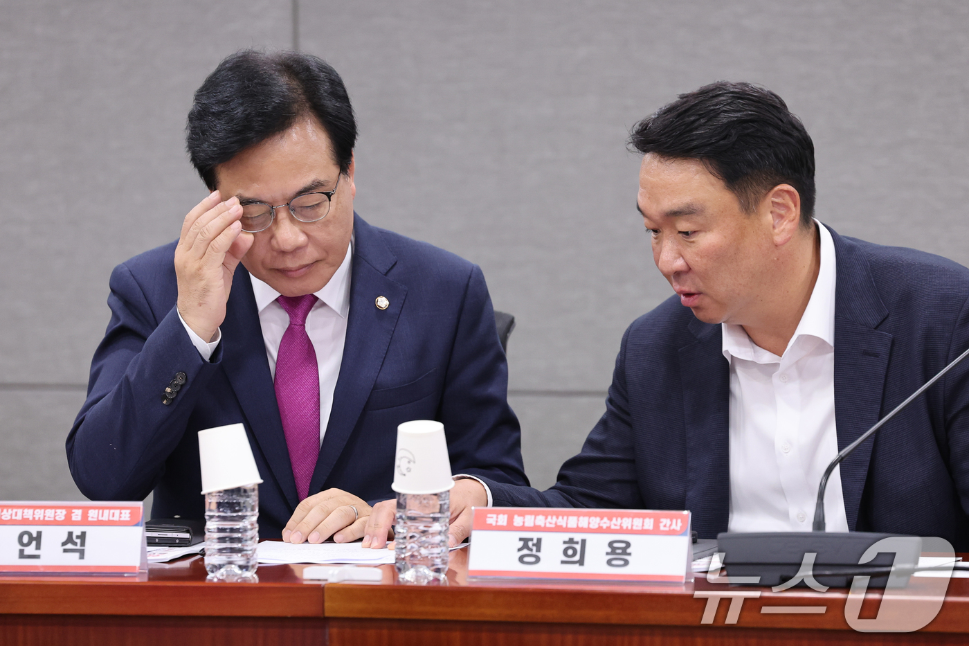 (서울=뉴스1) 안은나 기자 = 송언석 국민의힘 비상대책위원장 겸 원내대표가 24일 오후 서울 여의도 국회의원회관에서 열린 '한미 관세협상, 농축산물 시장개방 확대 검토 관련 농민 …