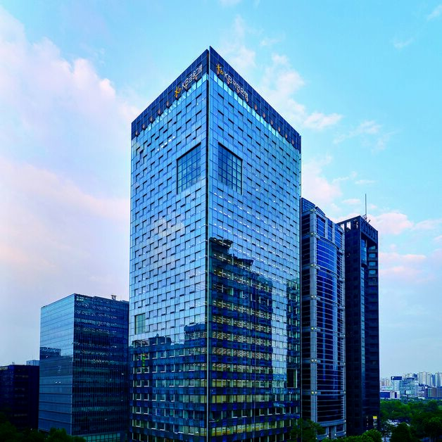 금리 하락기에도 날았다…KB금융, 상반기 순익 3.4조 '역대 최대'