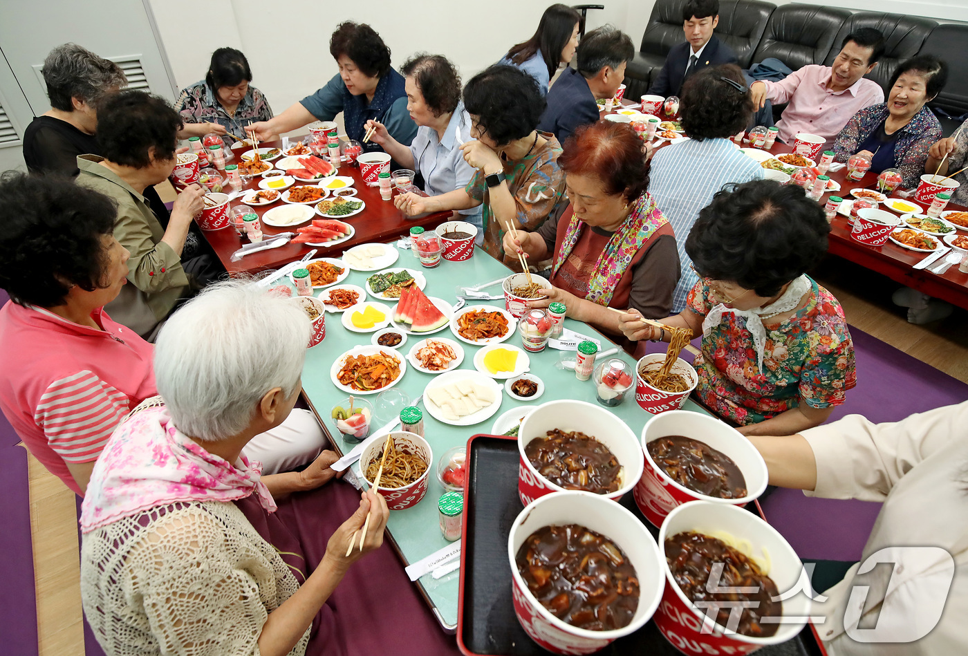 (대구=뉴스1) 공정식 기자 = 연일 폭염이 기승을 부린 24일 대구 중구 무더위쉼터 동성동경로당에 모인 어르신들이 중구 통우회(통장 모임)와 관내 후원업체가 준비한 짜장면을 맛보 …