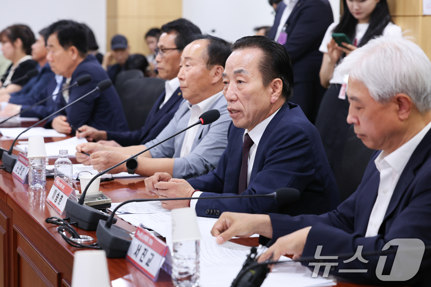 (서울=뉴스1) 안은나 기자 = 이승호 한국농축산연합회장이 24일 오후 서울 여의도 국회의원회관에서 열린 '한미 관세협상, 농축산물 시장개방 확대 검토 관련 농민단체 초청 긴급간담 …