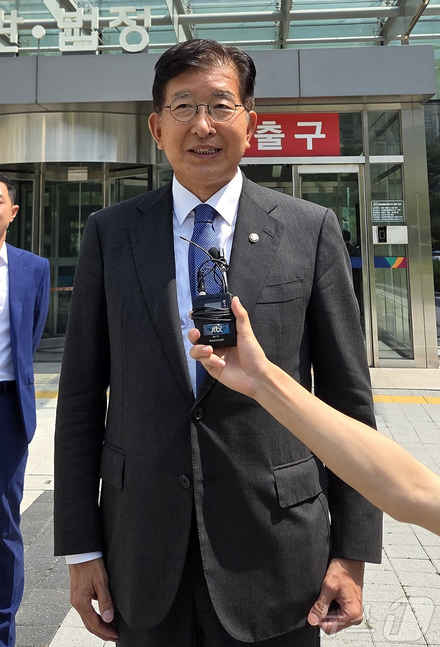 (경기=뉴스1) 배수아 기자 = 제22대 국회의원 선거 당시 '재산 축소 의혹'으로 재판에 넘겨진 이상식 더불어민주당 의원(경기 용인갑)이 24일 오후 경기 수원시 영통구 수원지방 …