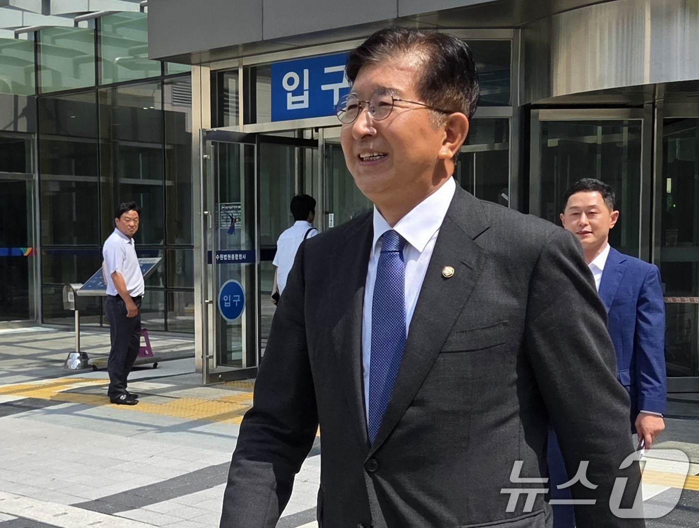 (수원=뉴스1) 배수아 기자 = 제22대 국회의원 선거 당시 '재산 축소 의혹'으로 재판에 넘겨진 이상식 더불어민주당 의원(경기 용인갑)이 24일 오후 경기 수원시 영통구 수원지방 …