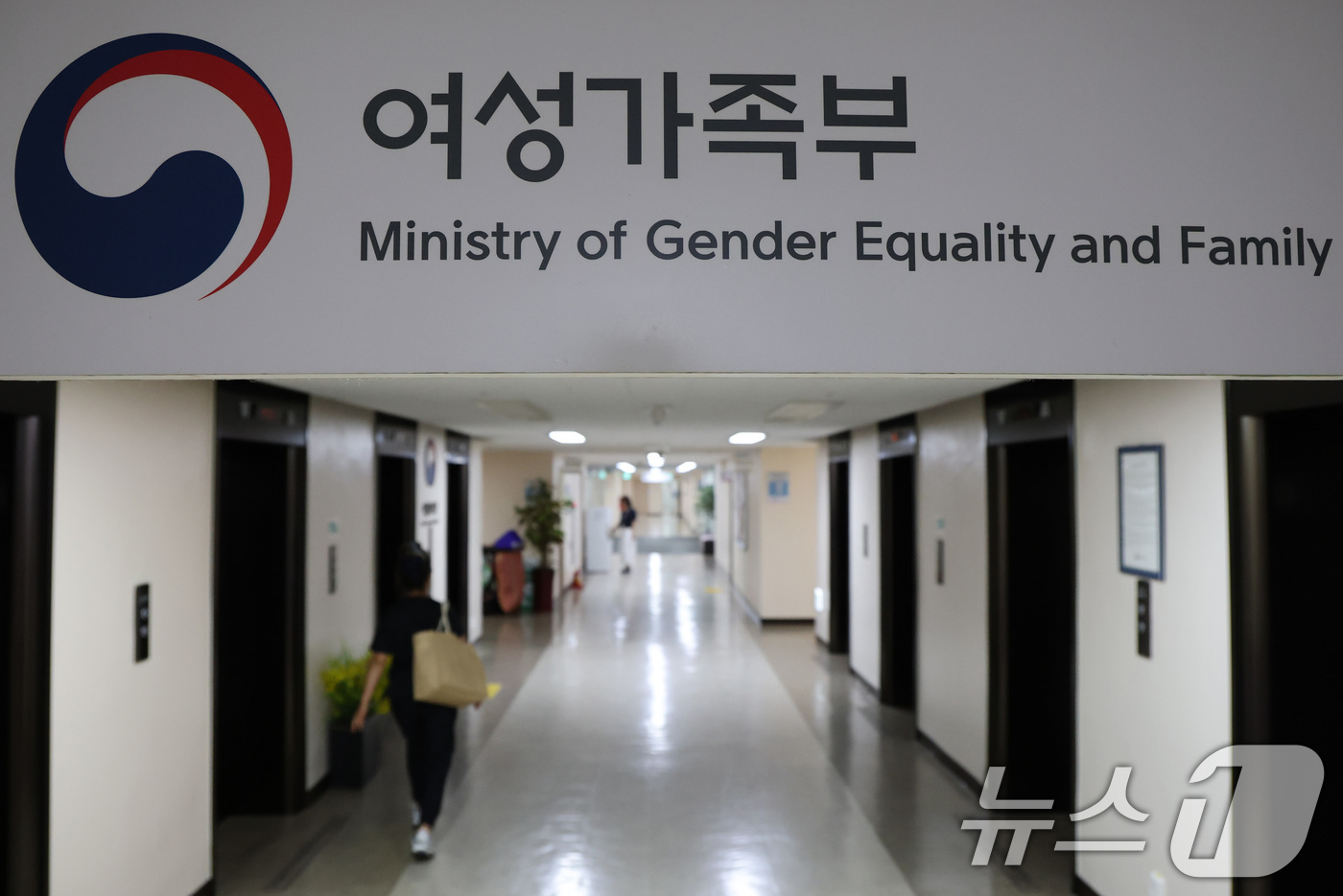 (서울=뉴스1) 임세영 기자 = 강선우 여성가족부 장관 후보자가 연이은 갑질 논란 끝에 자진사퇴하면서 여가부 내에선 혼란스러운 기류가 감지되고 있다.최문선 여가부 대변인은 24일 …