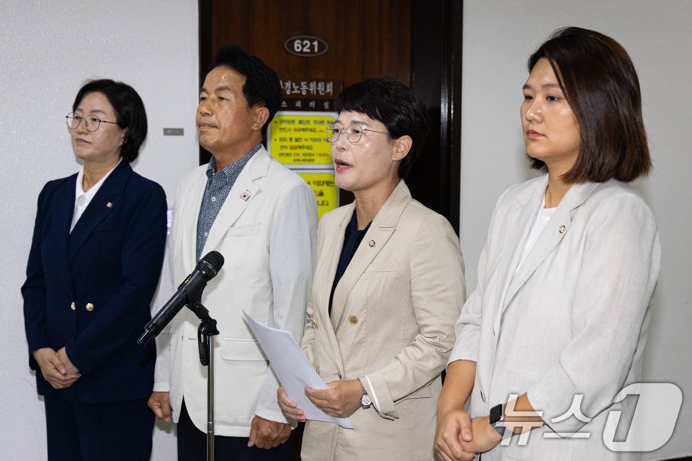 (서울=뉴스1) 유승관 기자 = 진보당 의원들이 24일 서울 여의도 국회 안호영 환경노동위원장실 앞에서 후퇴없는 노조법 2·3조 즉각 개정 촉구하는 입장을 밝히고 있다.왼쪽부터 진 …