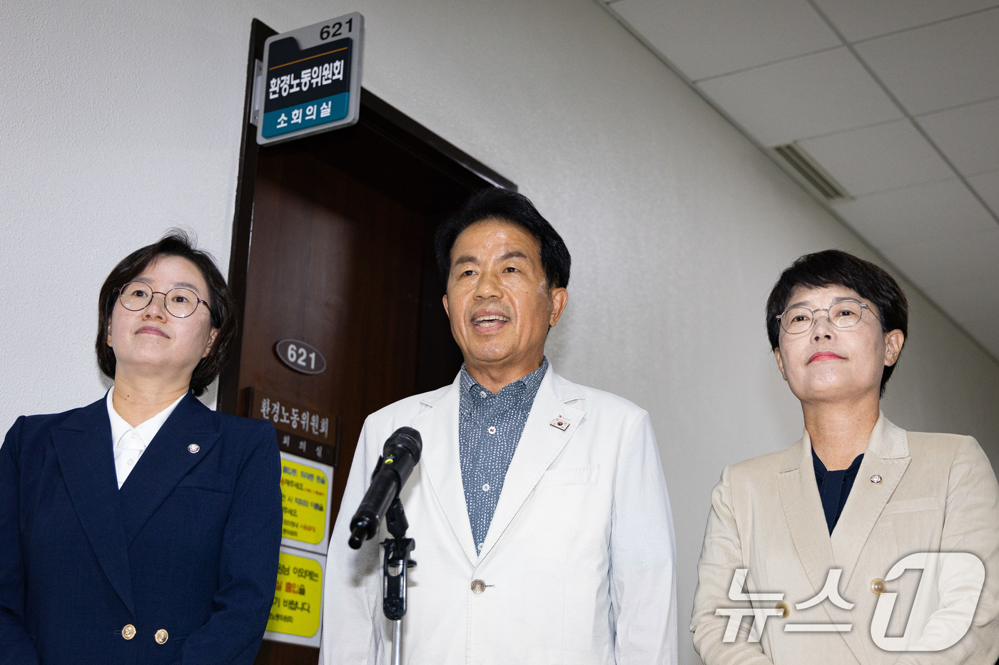 (서울=뉴스1) 유승관 기자 = 진보당 의원들이 24일 서울 여의도 국회 안호영 환경노동위원장실 앞에서 후퇴없는 노조법 2·3조 즉각 개정 촉구하는 입장을 밝히고 있다.왼쪽부터 진 …