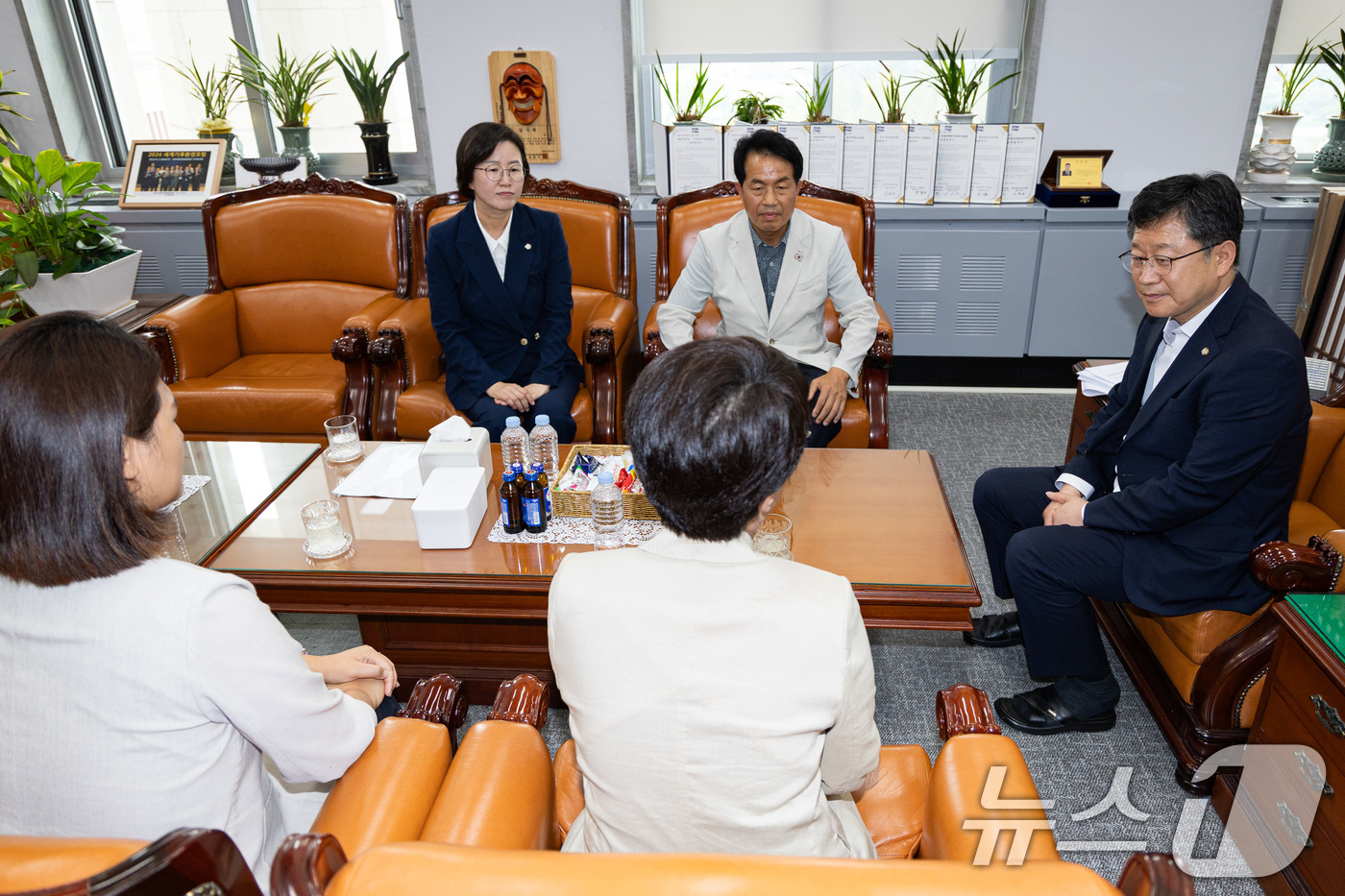 (서울=뉴스1) 유승관 기자 = 진보당 의원들이 24일 서울 여의도 국회에서 후퇴없는 노조법 2·3조 즉각 개정을 촉구하며 안호영 환경노동위원장과 면담하고 있다. 2025.7.24 …