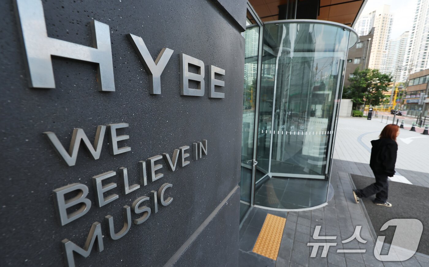본문 이미지 - 서울경찰청 금융범죄수사대가 24일 서울 용산구 소재 하이브 본사에 대한 압수수색을 진행하고 있다. 경찰은 방시혁 하이브 의장이 기존 투자자를 속이고 수천억대 부당이득을 챙겼다는 의혹을 수사 중인 것으로 알려졌다. 사진은 이날 오후 하이브 본사 앞 모습. 2025.7.24/뉴스1 ⓒ News1 장수영 기자