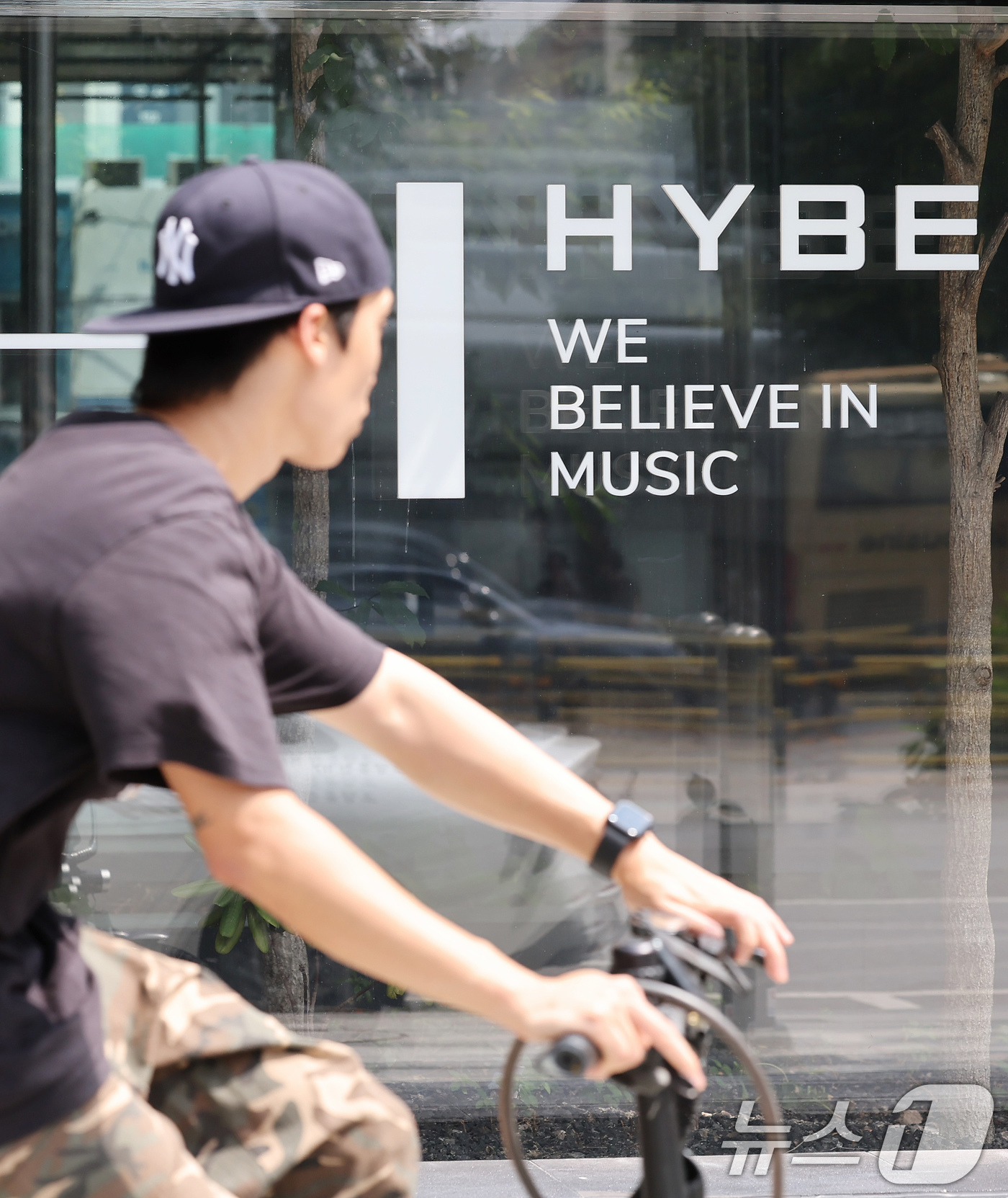 (서울=뉴스1) 장수영 기자 = 서울경찰청 금융범죄수사대가 24일 서울 용산구 소재 하이브 본사에 대한 압수수색을 진행하고 있다.경찰은 방시혁 하이브 의장이 기존 투자자를 속이고 …