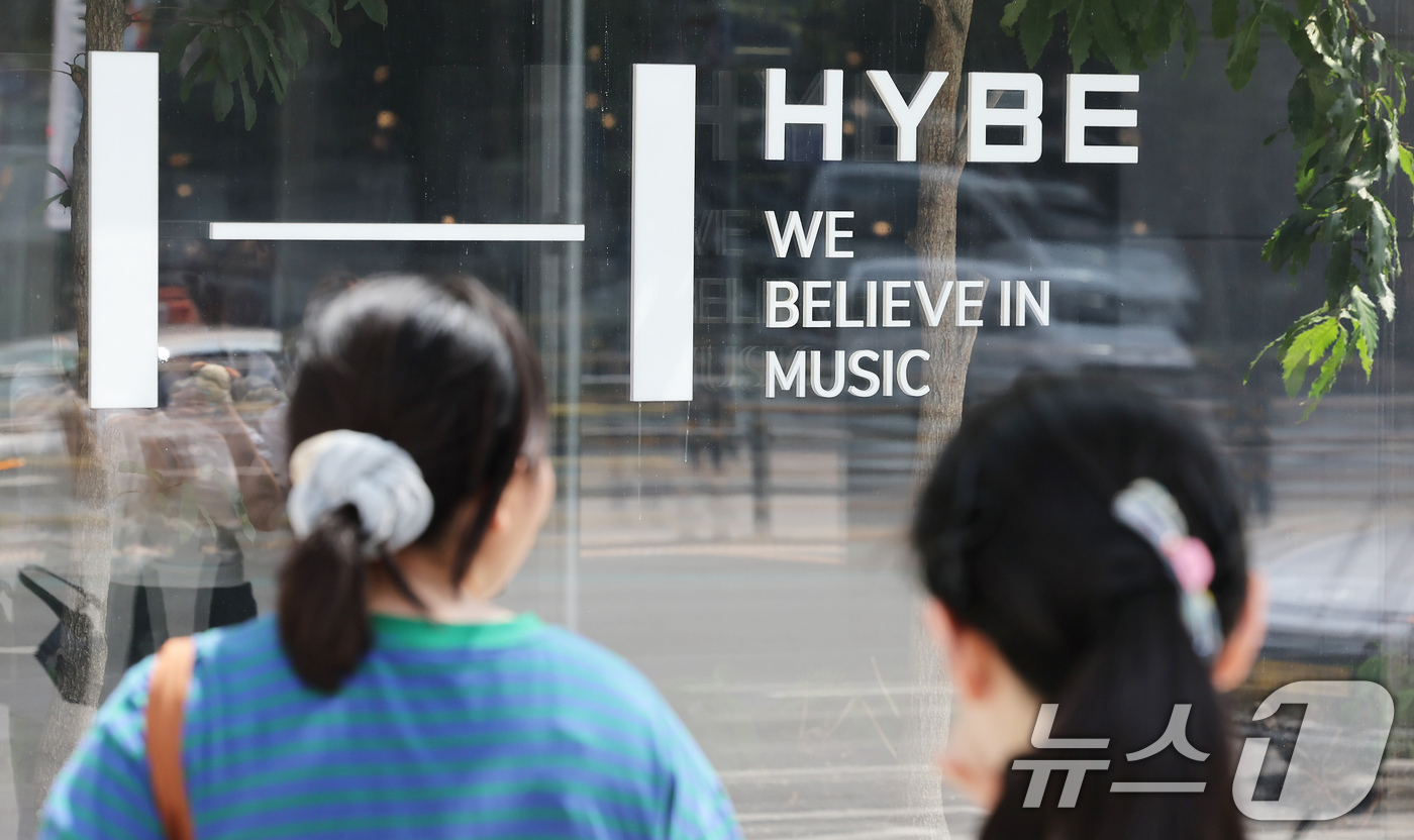 (서울=뉴스1) 장수영 기자 = 서울경찰청 금융범죄수사대가 24일 서울 용산구 소재 하이브 본사에 대한 압수수색을 진행하고 있다.경찰은 방시혁 하이브 의장이 기존 투자자를 속이고 …