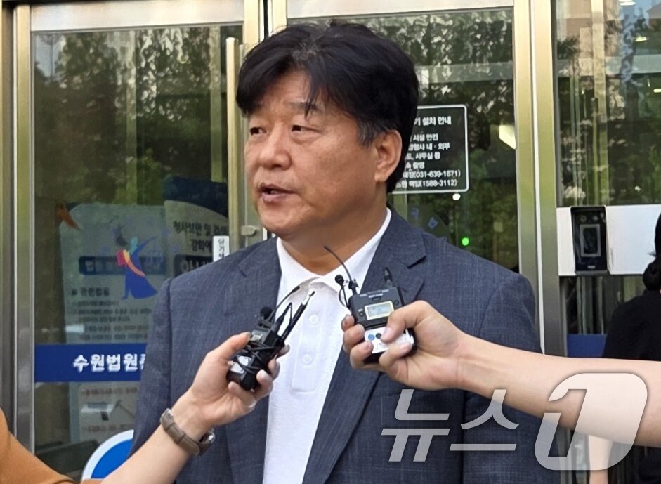 본문 이미지 - 제22대 국회의원 선거 당시 &#39;대출 사기 의혹&#39;으로 재판에 넘겨진 양문석 더불어민주당 의원&#40;경기 안산시갑&#41;이 24일 오후 경기 수원시 영통구 수원지방법원에서 열린 2심 선고공판을 마치고 나와 입장을 밝히고 있다.2025.7.24/뉴스1 ⓒ News1 배수아 기자