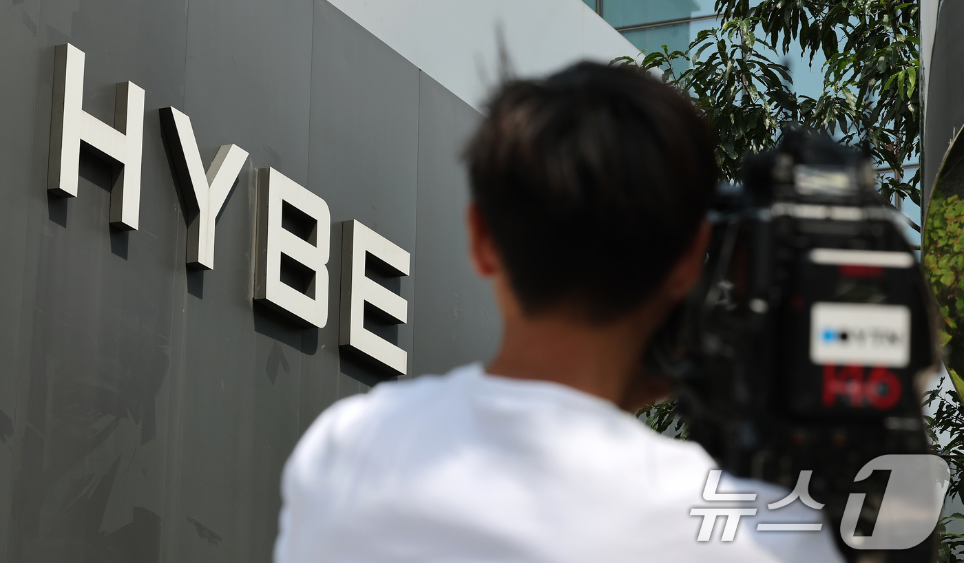 (서울=뉴스1) 장수영 기자 = 서울경찰청 금융범죄수사대가 24일 서울 용산구 소재 하이브 본사에 대한 압수수색을 중인 가운데 취재진이 현장을 담고 있다.경찰은 방시혁 하이브 의장 …