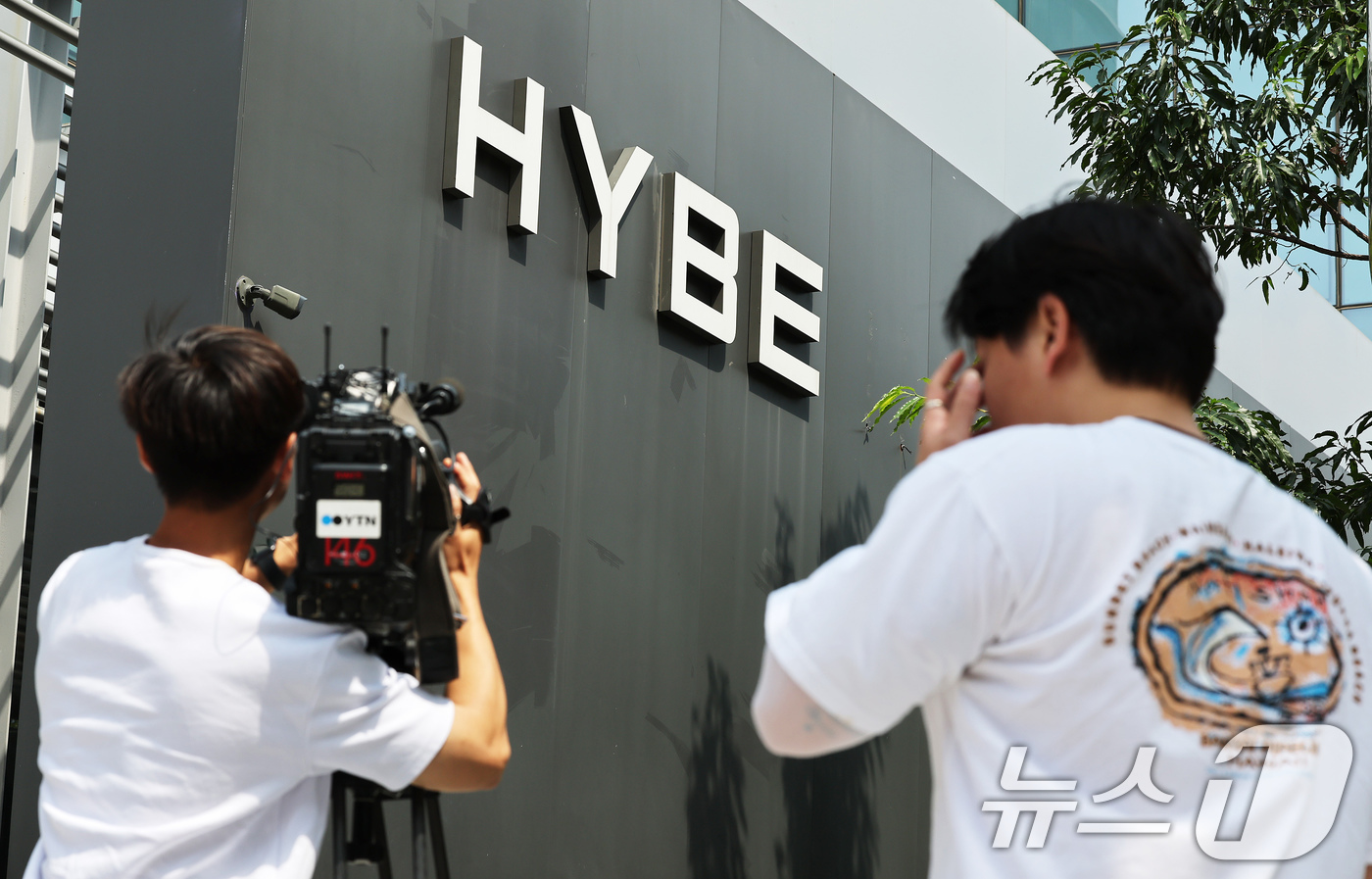 (서울=뉴스1) 장수영 기자 = 서울경찰청 금융범죄수사대가 24일 서울 용산구 소재 하이브 본사에 대한 압수수색을 중인 가운데 취재진이 현장을 담고 있다.경찰은 방시혁 하이브 의장 …