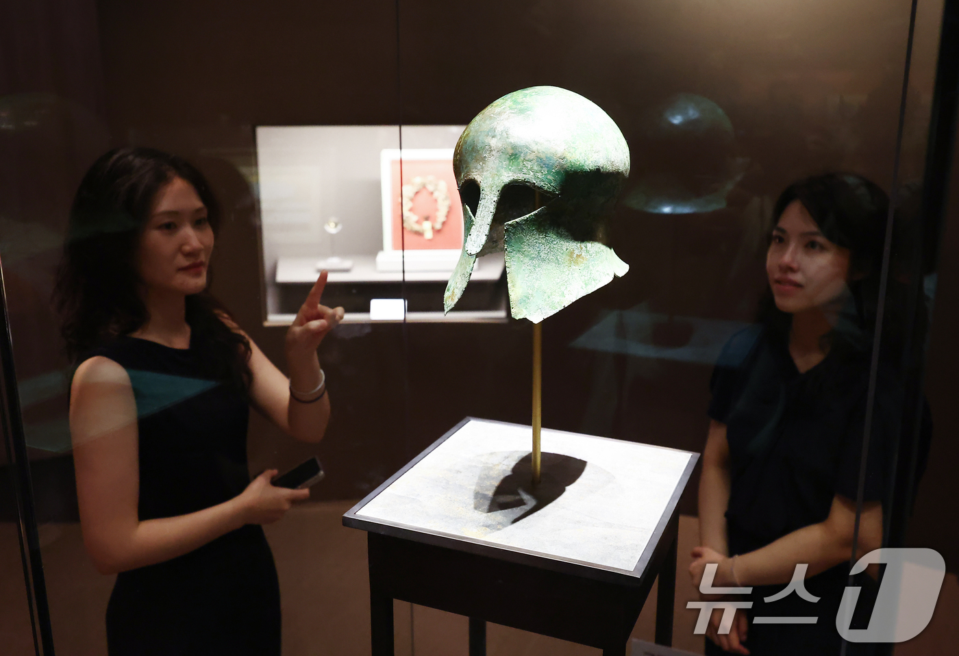 (서울=뉴스1) 김민지 기자 = 24일 서울 용산구 국립중앙박물관에서 열린 광복 80주년 특별전 '두 발로 세계를 제패하다'에 한국 첫 금메달리스트인 손기정 선수가 기증한 '청동투 …