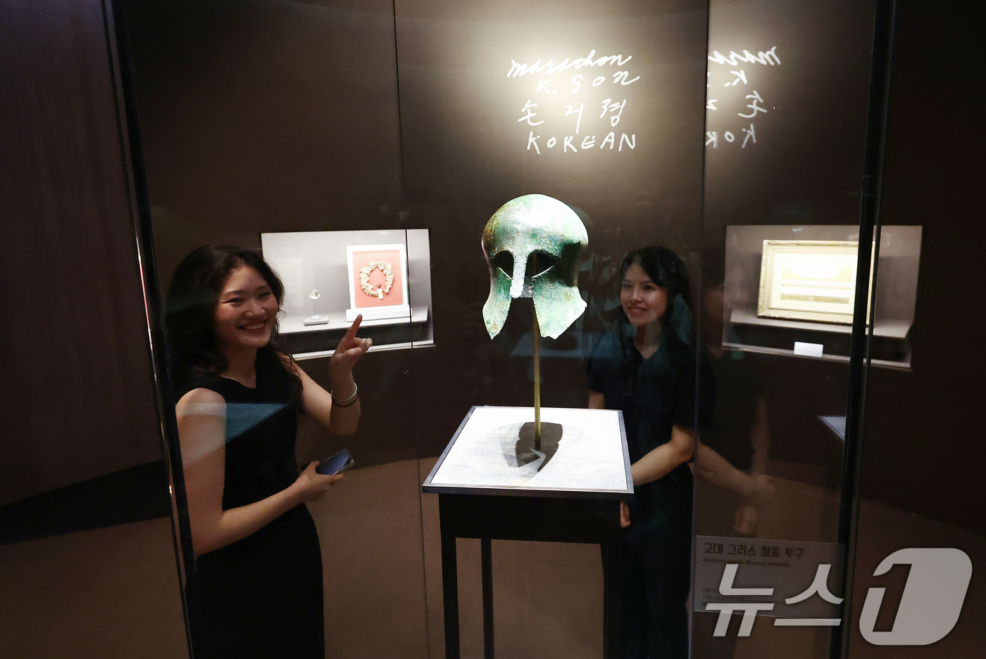 (서울=뉴스1) 김민지 기자 = 24일 서울 용산구 국립중앙박물관에서 열린 광복 80주년 특별전 '두 발로 세계를 제패하다'에 한국 첫 금메달리스트인 손기정 선수가 기증한 '청동투 …