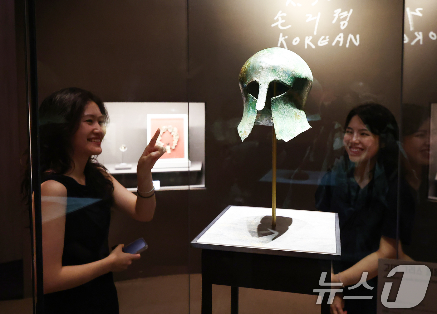 (서울=뉴스1) 김민지 기자 = 24일 서울 용산구 국립중앙박물관에서 열린 광복 80주년 특별전 '두 발로 세계를 제패하다'에 한국 첫 금메달리스트인 손기정 선수가 기증한 '청동투 …