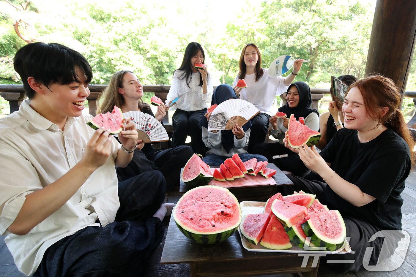 본문 이미지 - 24일 오후 대구 달서구 계명대 성서캠퍼스 한학촌에서 열린 &#39;외국인 유학생 여름나기&#39; 행사에 참여한 학생들이 시원한 수박을 나눠 먹으며 한국 유학 생활에 대한 소감을 털어놓고 있다. 2025.7.24/뉴스1 ⓒ News1 공정식 기자