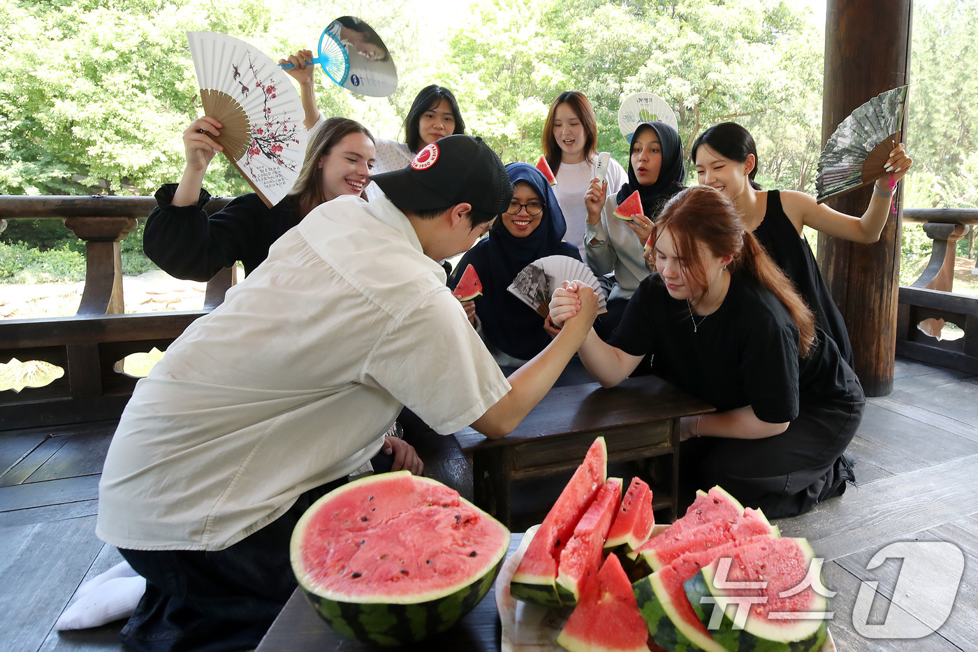 (대구=뉴스1) 공정식 기자 = 연일 폭염이 기승을 부린 24일 오후 대구 달서구 계명대 성서캠퍼스 한학촌에서 열린 '외국인 유학생 여름나기' 행사에 참여한 학생들이 수박을 앞에 …