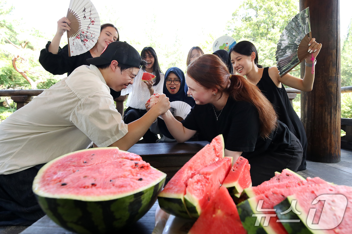 (대구=뉴스1) 공정식 기자 = 연일 폭염이 기승을 부린 24일 오후 대구 달서구 계명대 성서캠퍼스 한학촌에서 열린 '외국인 유학생 여름나기' 행사에 참여한 학생들이 수박을 앞에 …
