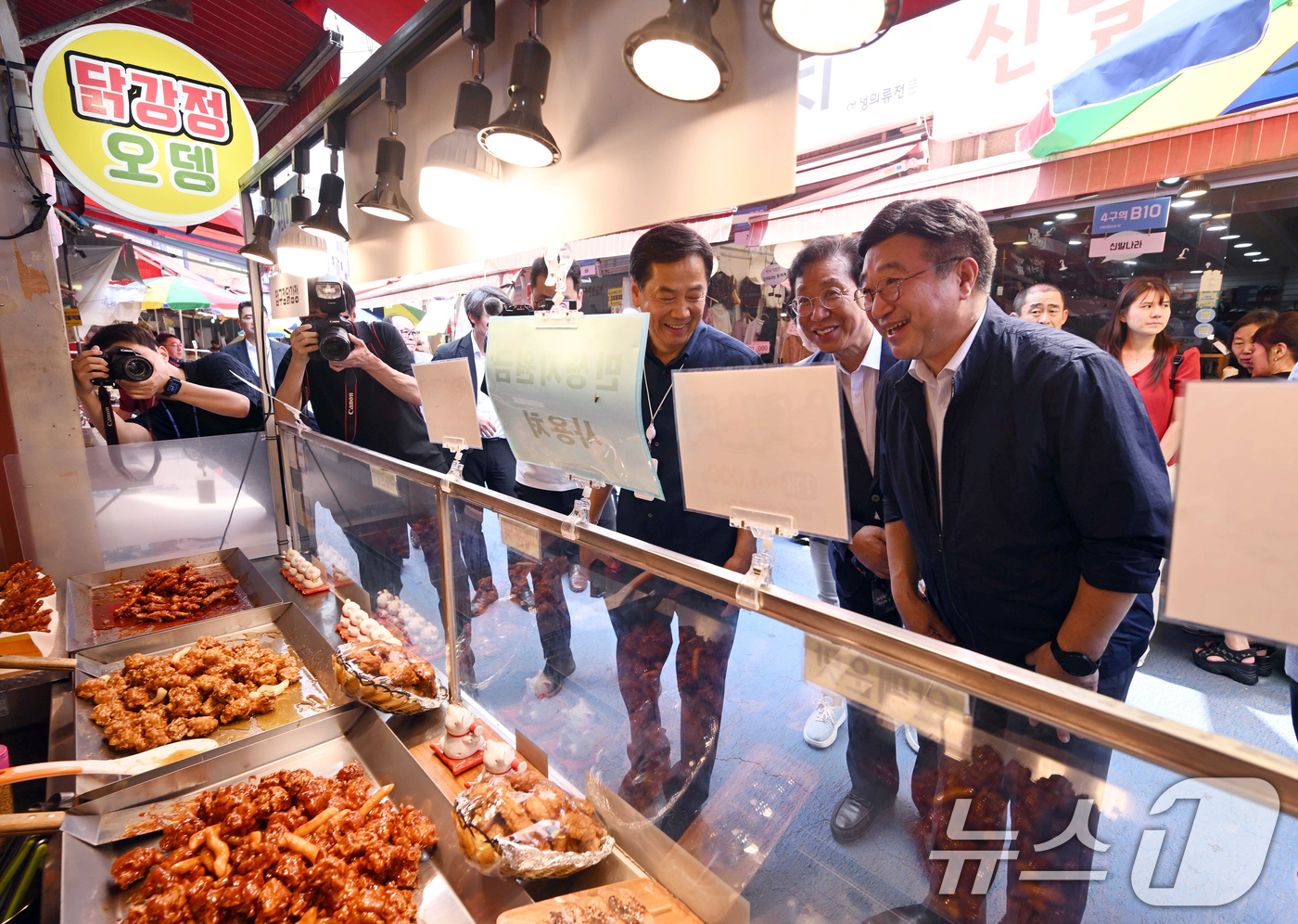 (서울=뉴스1) 오대일 기자 = 윤호중 행정안전부 장관이 24일 오후 민생회복 소비쿠폰 현장 점검차 서울 금천구 비단길 현대시장을 찾아 상인과 대화를 나누고 있다. (공동취재) 2 …
