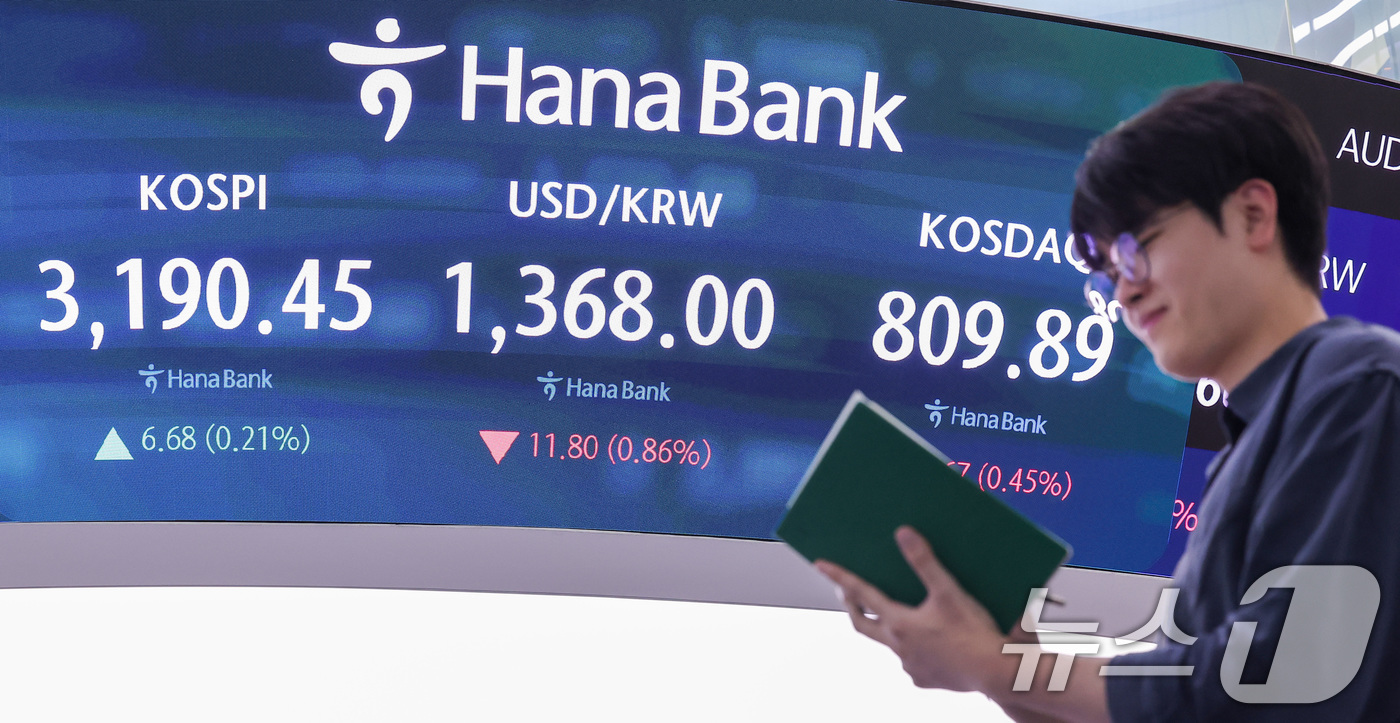 (서울=뉴스1) 김성진 기자 = 24일 오후 서울 중구 하나은행 본점 딜링룸 전광판에 증시 종가가 표시되고 있다.이날 코스피는 전일 종가와 비교해 6.68포인트(p)(0.21%) …