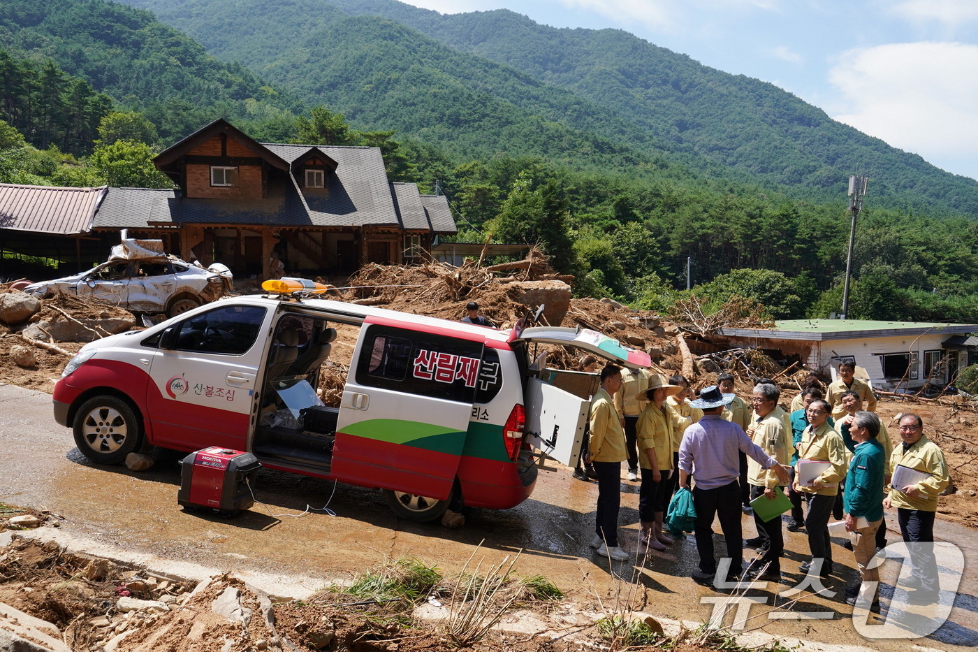 (서울=뉴스1) = 임상섭 산림청장이 24일 경남 산청군 산불 및 산사태 피해지에서 국회 산불피해지원대책 특별위원회 위원과 함께 피해 현황과 복구 상황을 점검하고 있다. (산림청 …