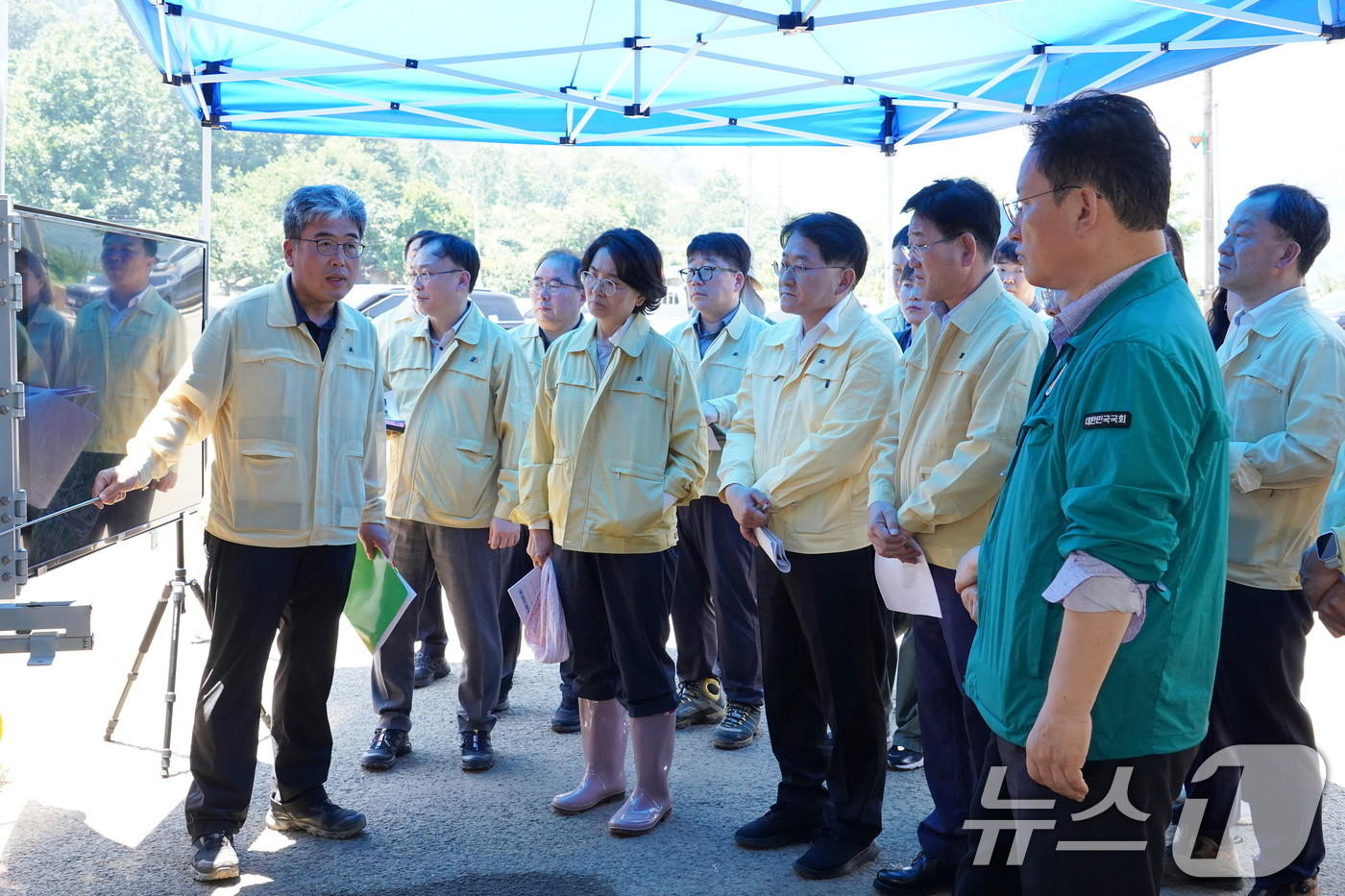 (서울=뉴스1) = 임상섭 산림청장이 24일 경남 산청군 산불 및 산사태 피해지에서 국회 산불피해지원대책 특별위원회 위원과 함께 피해 현황과 복구 상황을 점검하고 있다. (산림청 …