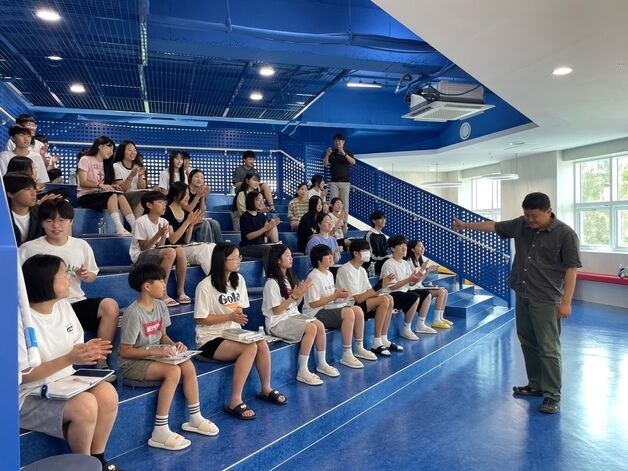 충북교육청 '언제나 책봄 사람책 탐방' 운영…김동식 작가 초청