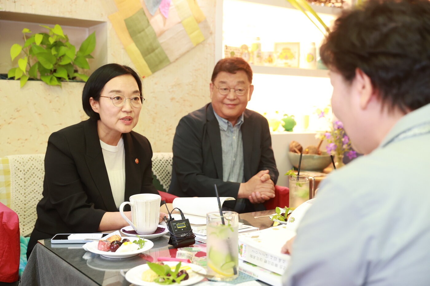 본문 이미지 - 한성숙 중소벤처기업부 장관이 지난달 24일 대전의 골목형 상점가를 찾아 소상공인과 간담회를 갖고 있다. &#40;중소벤처기업부 제공&#41;