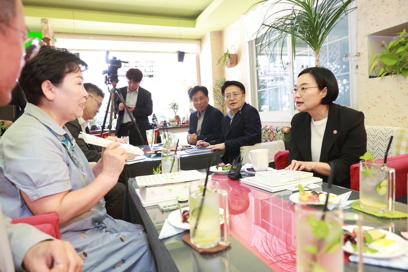 본문 이미지 - 한성숙 중소벤처기업부 장관이 24일 대전의 골목형 상점가를 찾아 대화를 나누고 있다 (중기부 제공)