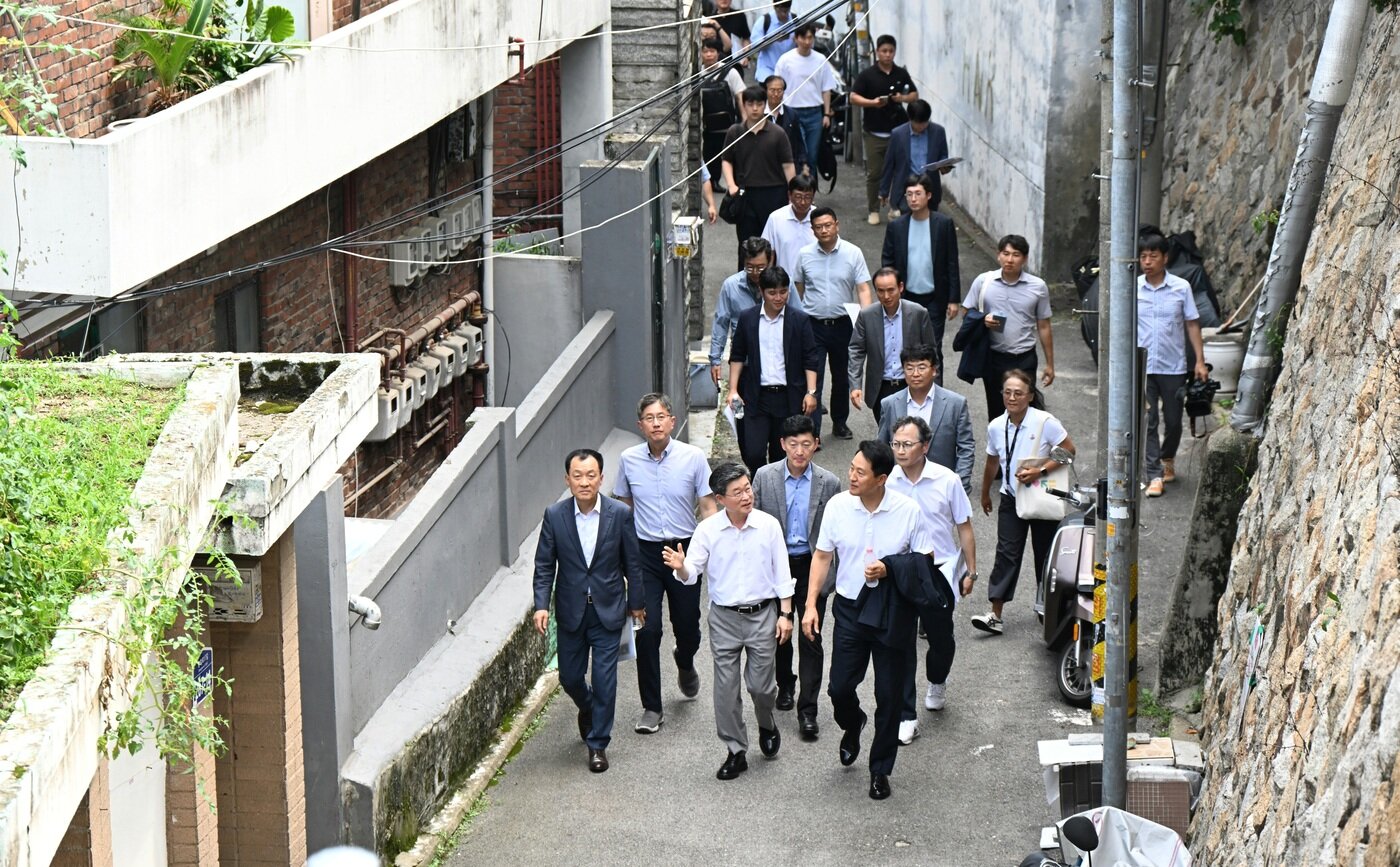 본문 이미지 -  오세훈 서울시장이 24일&#40;목&#41; 오후 신당9구역 재개발사업 현장을 점검하고 있다.&#40;서울시 제공&#41;
