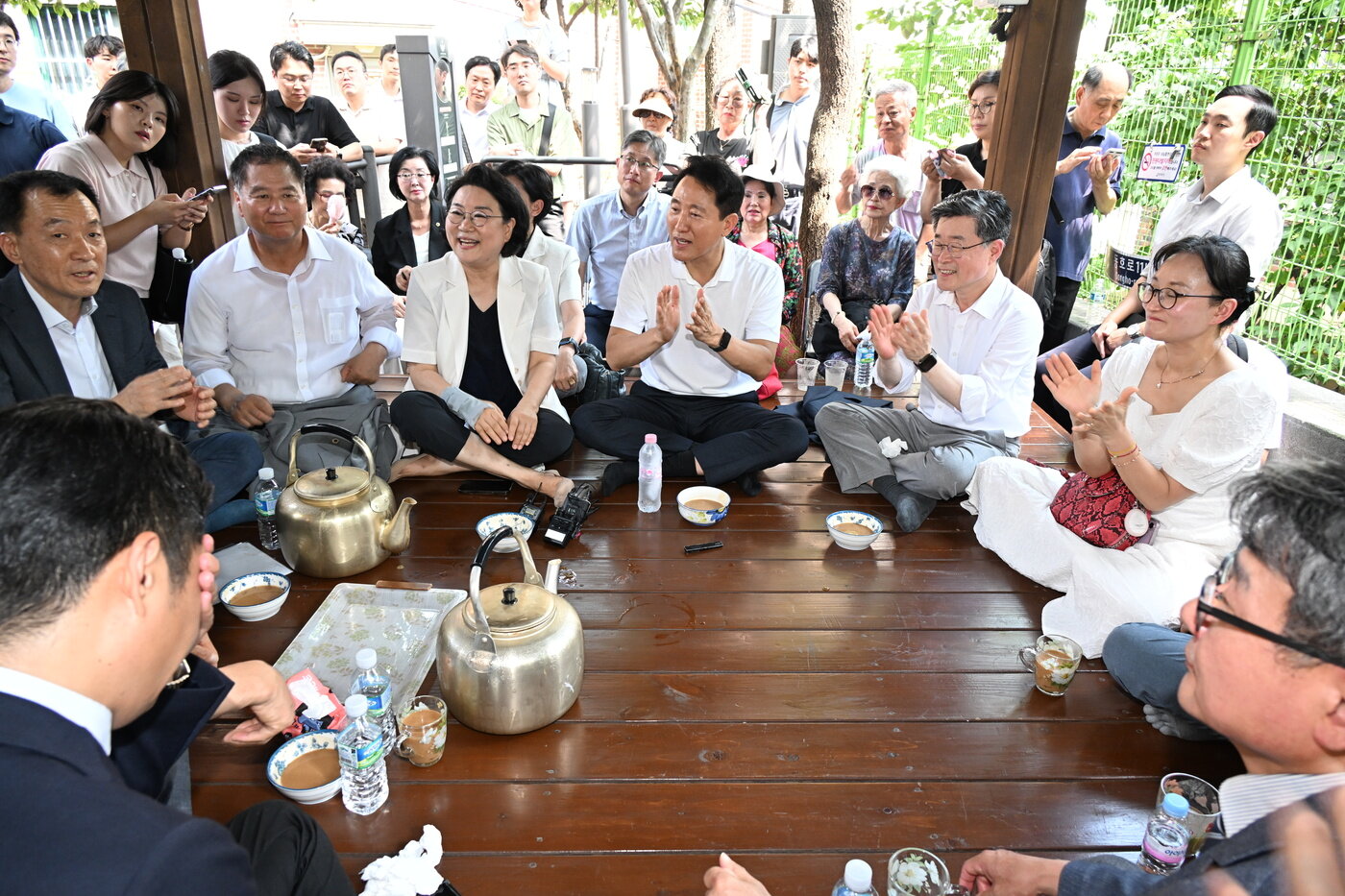본문 이미지 -  오세훈 서울시장이 24일신당9구역 재개발 현장에서 지역 주민들과 간담회를 갖고 있다..&#40;서울시 제공&#41;