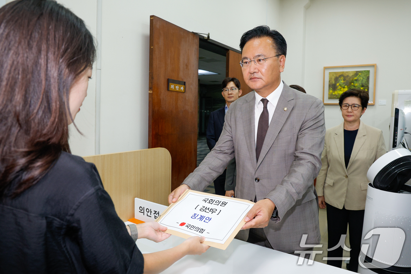(서울=뉴스1) 안은나 기자 = 유상범 국민의힘 원내수석부대표가 24일 서울 여의도 국회 의안과에서 여성가족부 장관 후보자직을 자진 사퇴한 강선우 더불어민주당 의원 징계안을 제출하 …