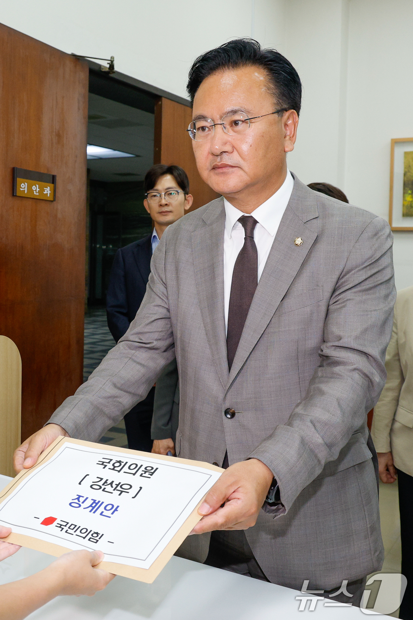 (서울=뉴스1) 안은나 기자 = 유상범 국민의힘 원내수석부대표가 24일 서울 여의도 국회 의안과에서 여성가족부 장관 후보자직을 자진 사퇴한 강선우 더불어민주당 의원 징계안을 제출하 …