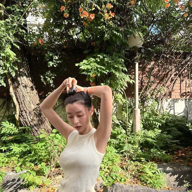 권나라, 글래머 몸매 속 살짝 드러낸 잘록 허리라인…산뜻 미모 [N샷]