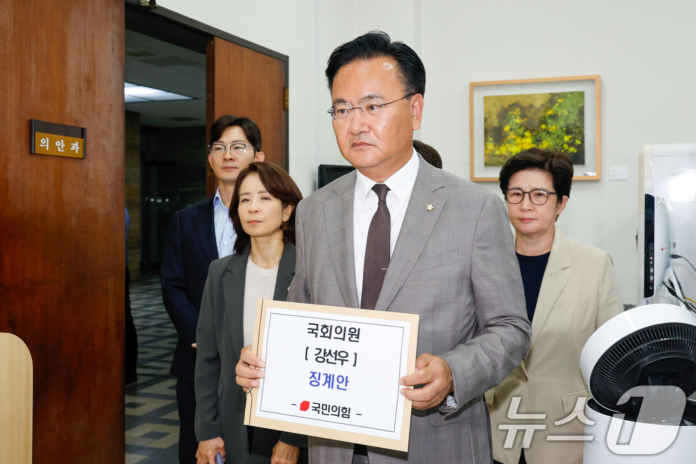 (서울=뉴스1) 안은나 기자 = 유상범 국민의힘 원내수석부대표가 24일 서울 여의도 국회에서 여성가족부 장관 후보자직을 자진 사퇴한 강선우 더불어민주당 의원 징계안을 제출하기 위해 …