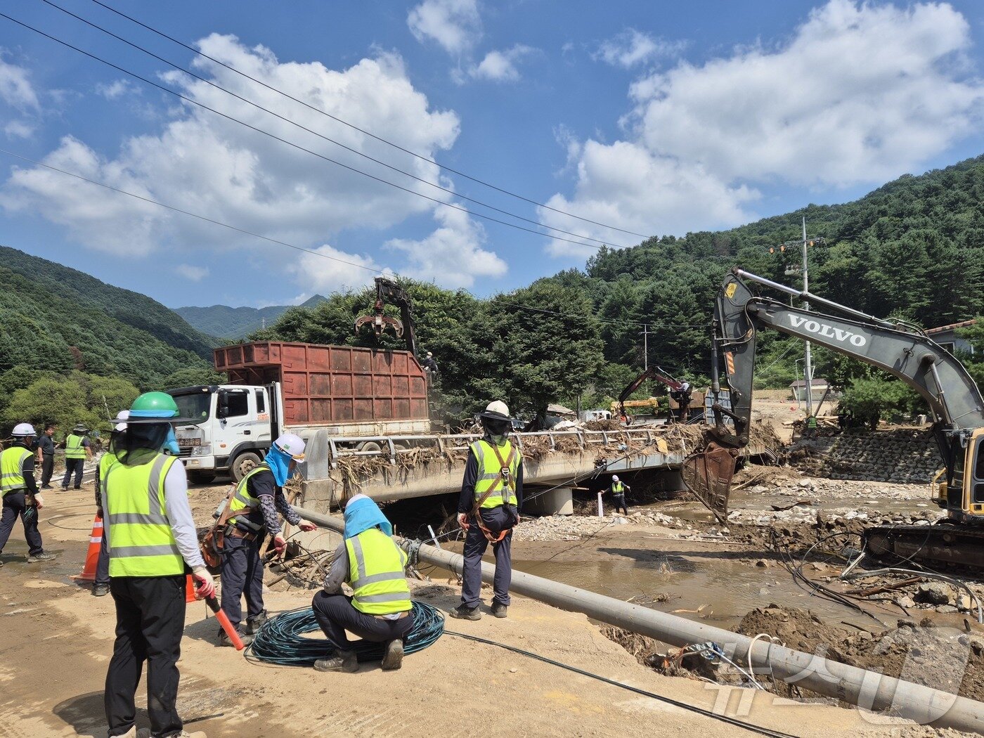 본문 이미지 - 24일 경기 가평군 조종면 마일1리에서 집중호우 피해 복구 작업이 이뤄지고 있다. 2025.7.24/뉴스1 ⓒ News1 양희문 기자
