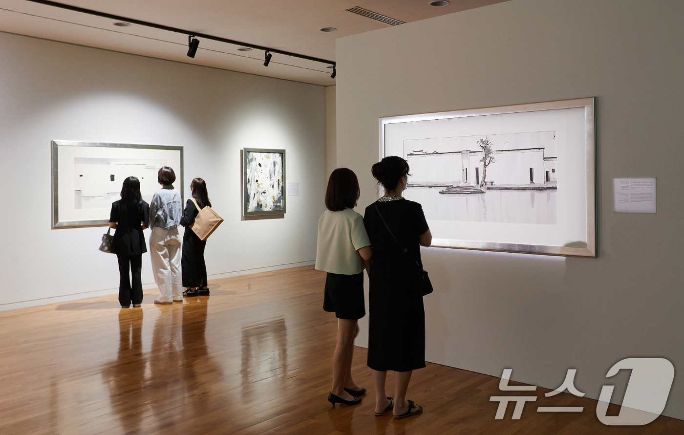 (서울=뉴스1) = 24일 서울 서초구 예술의전당 서예박물관에서 열린 '우관중: 흑과 백 사이' 전시 프리뷰 행사에서 참석자들이 작품을 관람하고 있다.(PRM 제공. 재판매 및 D …