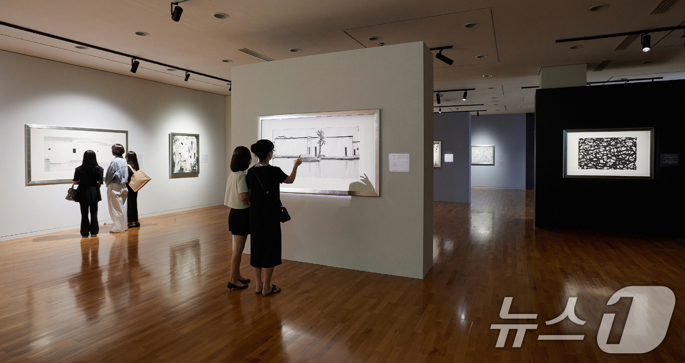 (서울=뉴스1) = 24일 서울 서초구 예술의전당 서예박물관에서 열린 '우관중: 흑과 백 사이' 전시 프리뷰 행사에서 참석자들이 작품을 관람하고 있다.(PRM 제공. 재판매 및 D …