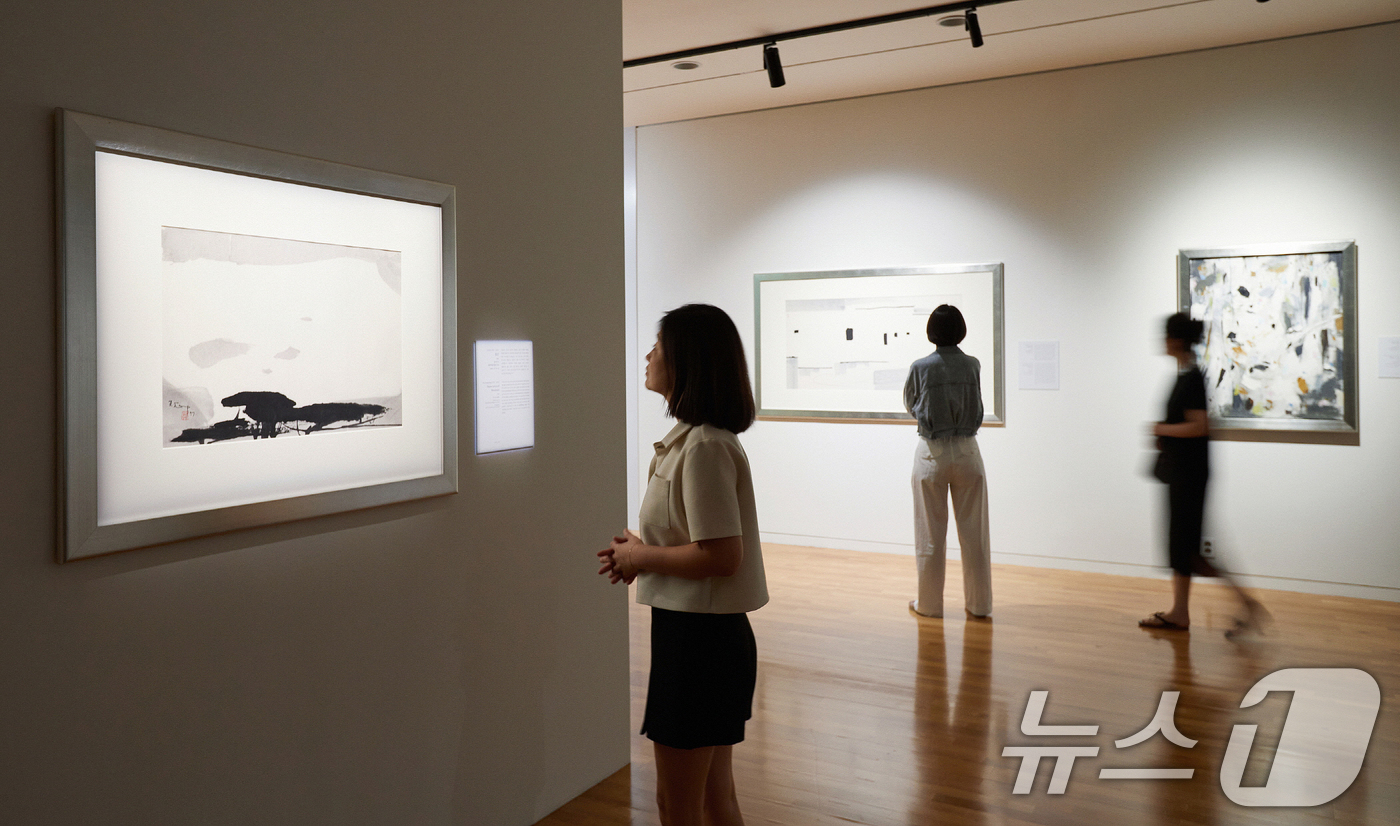 (서울=뉴스1) = 24일 서울 서초구 예술의전당 서예박물관에서 열린 '우관중: 흑과 백 사이' 전시 프리뷰 행사에서 참석자들이 작품을 관람하고 있다.(PRM 제공. 재판매 및 D …