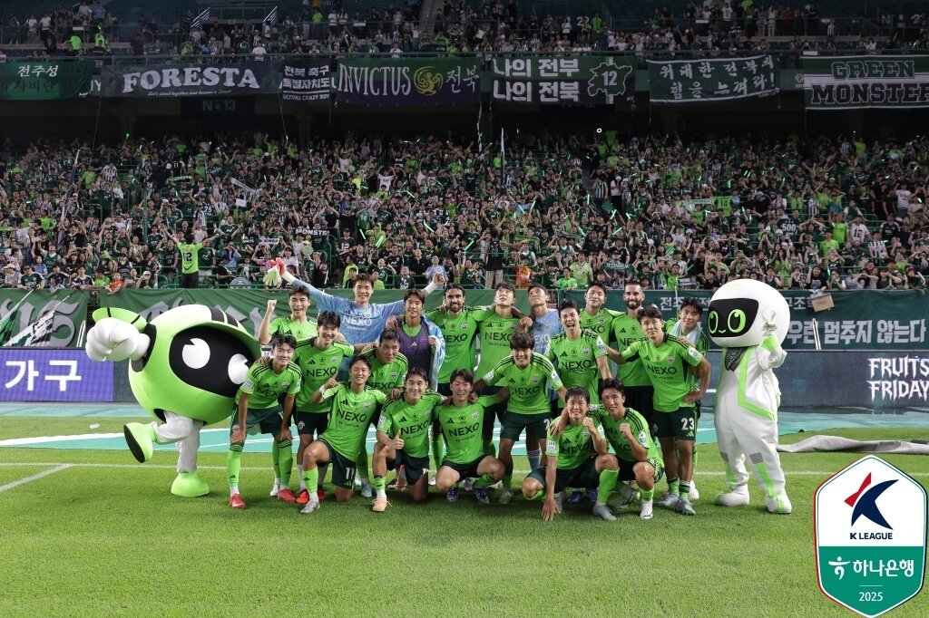 본문 이미지 - 2025년의 전북이 과거 최강희 감독과 함께 리그를 지배했던 그때 전북현대의 기록에 도전하고 있다. &#40;한국프로축구연맹 제공&#41;