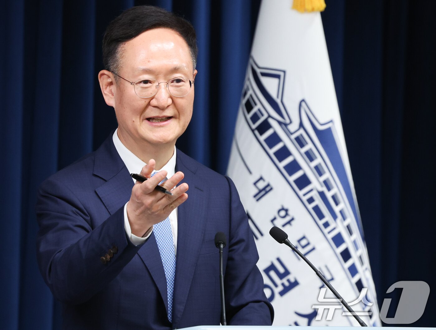 본문 이미지 - 봉욱 민정수석이 24일 서울 용산 대통령실 청사에서 대통령 주재 수석보좌관 회의 관련 브리핑을 하고 있다. 2025.7.24/뉴스1 ⓒ News1 허경 기자
