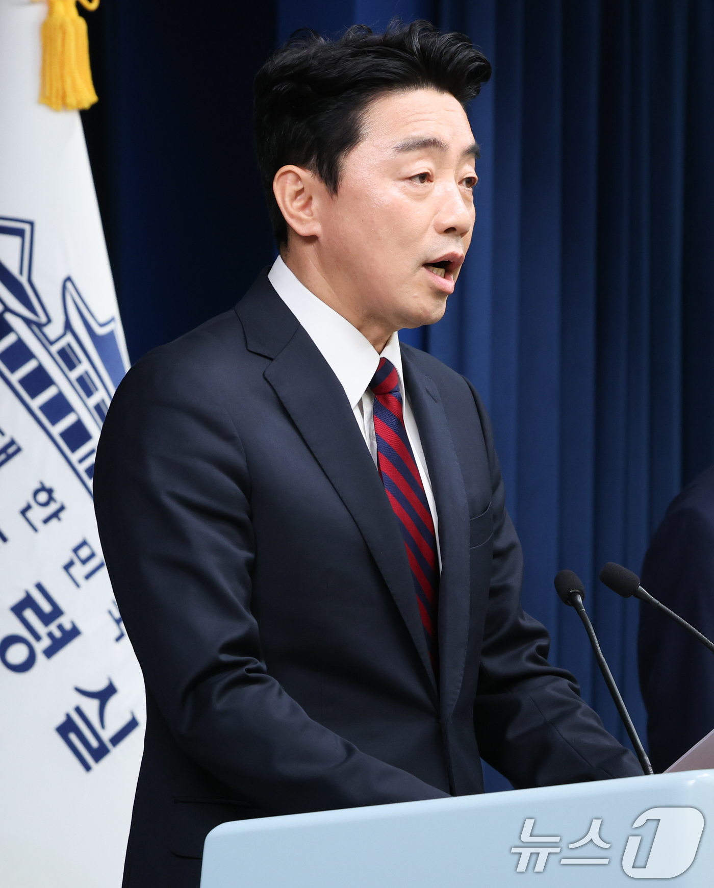 (서울=뉴스1) 허경 기자 = 강훈식 대통령 비서실장이 24일 서울 용산 대통령실 청사에서 대통령 주재 수석보좌관 회의 관련 브리핑을 하고 있다. 2025.7.24/뉴스1