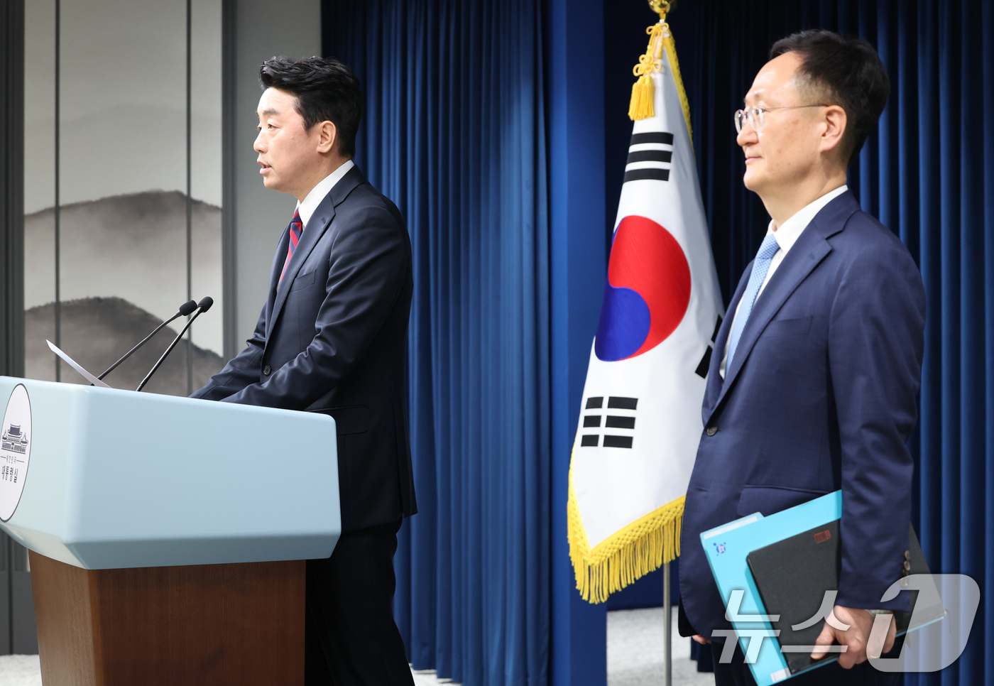 (서울=뉴스1) 허경 기자 = 강훈식 대통령 비서실장이 24일 서울 용산 대통령실 청사에서 대통령 주재 수석보좌관 회의 관련 브리핑을 하고 있다. 오른쪽은 봉욱 민정수석. 2025 …