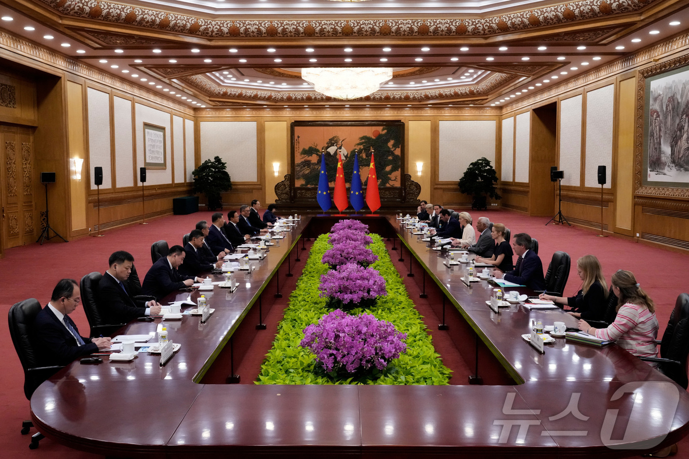 (로이터=뉴스1) 정은지 특파원 = 시진핑 중국 국가주석, 안토니우 코스타 EU 정상회의 상임의장, 우르줄라 폰데어라이엔 EU 집행위원장이 24일 베이징 인민대회당에서 열린 중-E …